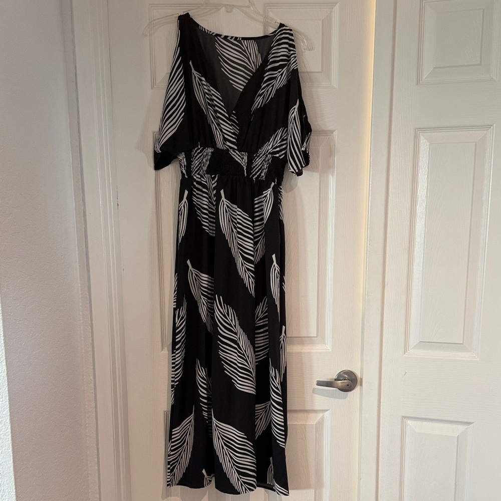 Chic Black and White Leaf Print Maxi Dress SHEIN Small medium